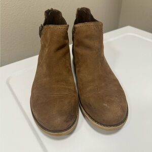 Brown ankle boots w/ buckles